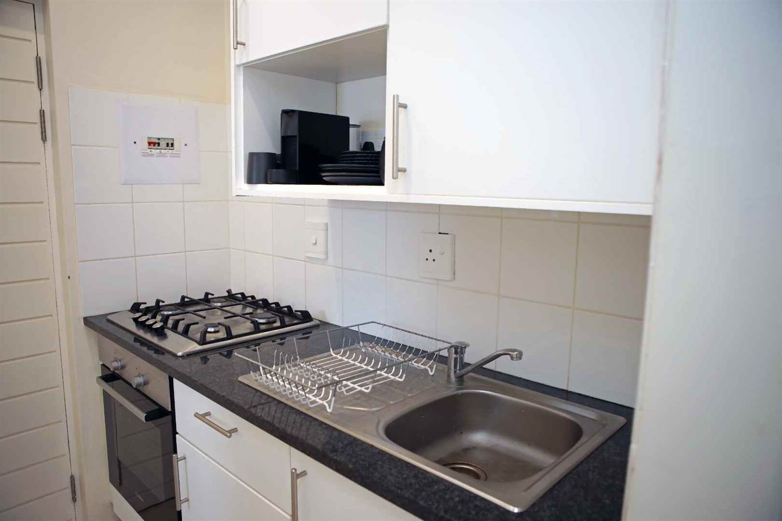 1 Bed Apartment in Craighall Park photo number 8