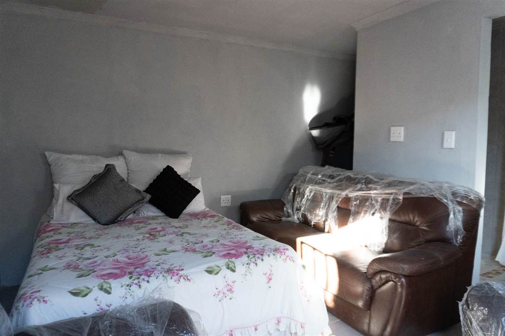 5 Bed House in Khayelitsha photo number 9