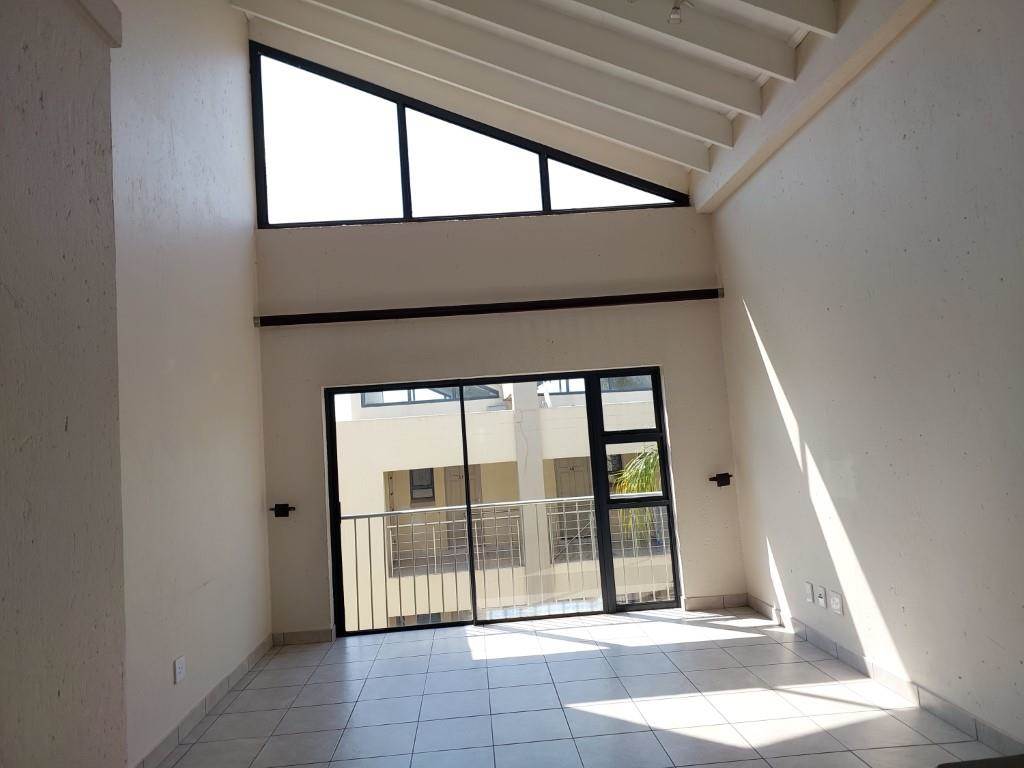 3 Bed Apartment in Lonehill photo number 5