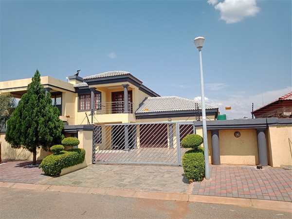 4 Bed House in Chroom Park