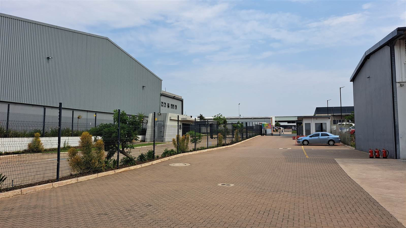 180  m² Industrial space in Cornubia photo number 1