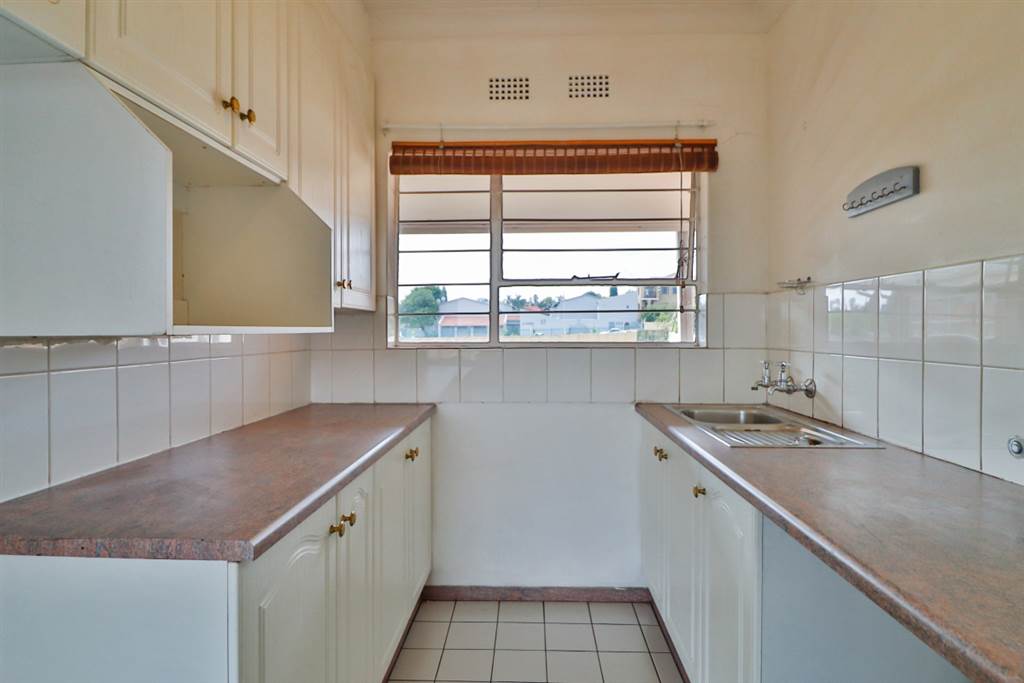 2 Bed Apartment in Eastleigh photo number 2