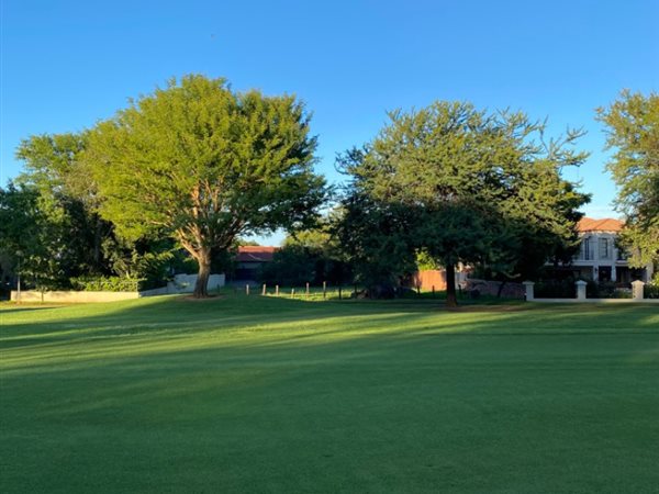 1000 m² Land available in Silver Lakes Golf Estate