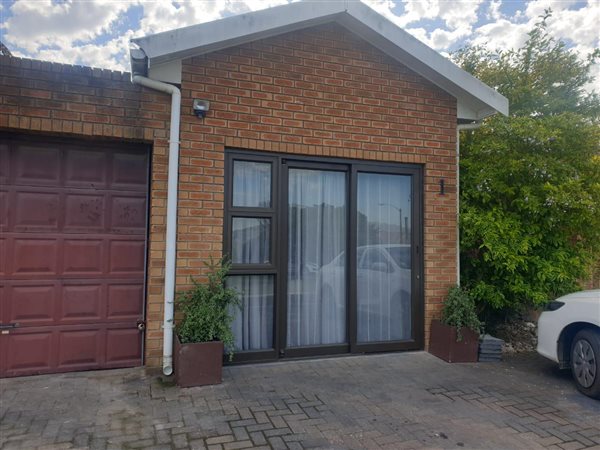 0.5 Bed Garden Cottage in Protea Heights