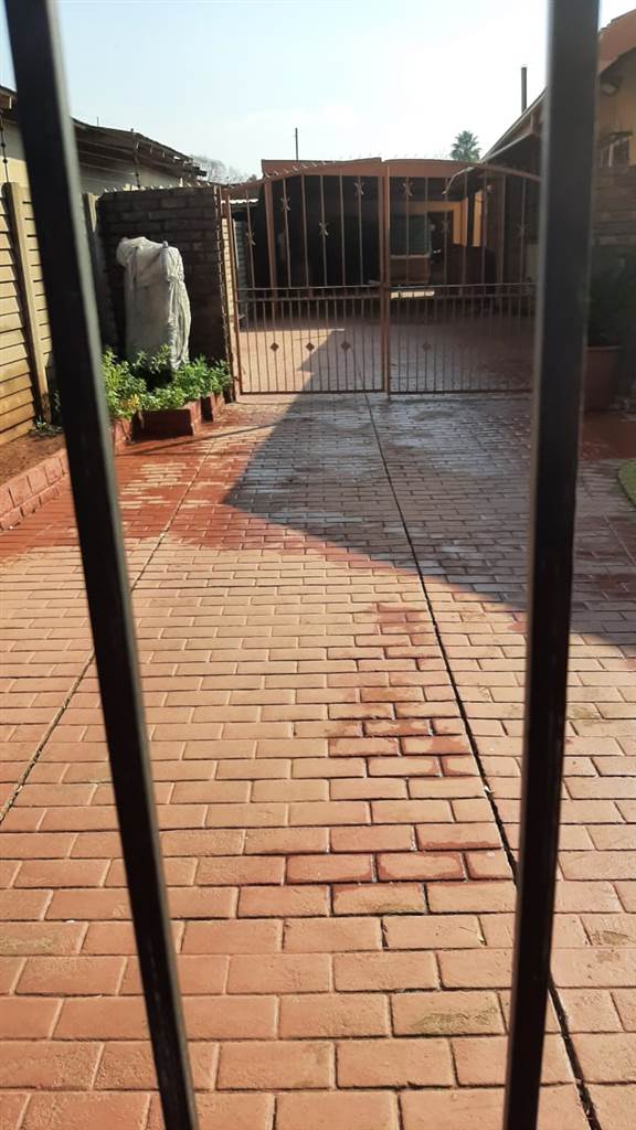 4 Bed House in Pretoria West photo number 6