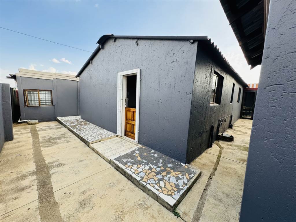 5 Bed House in Daveyton photo number 5