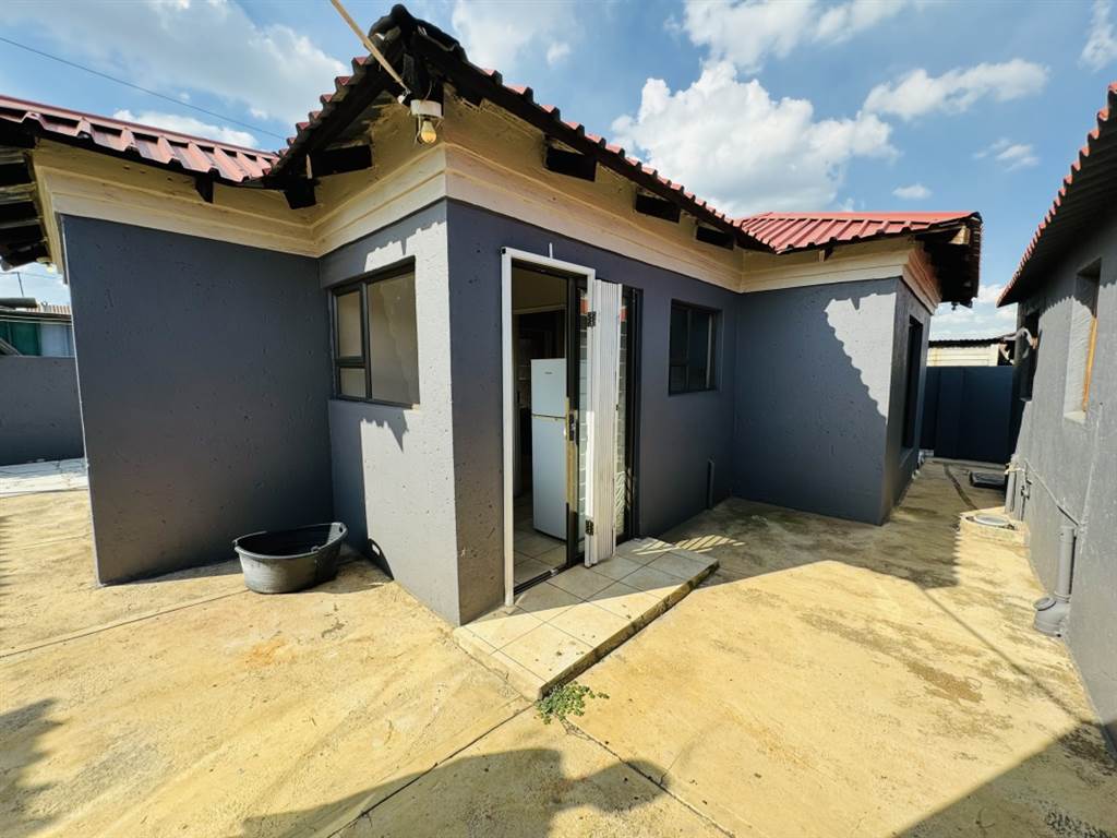 5 Bed House in Daveyton photo number 16