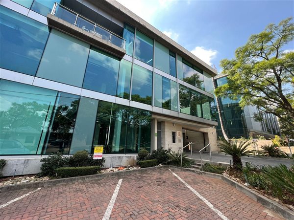 882  m² Commercial space