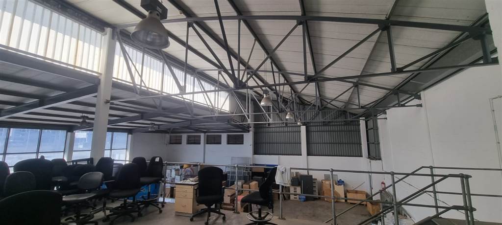 562  m² Industrial space in Airport Industria photo number 2