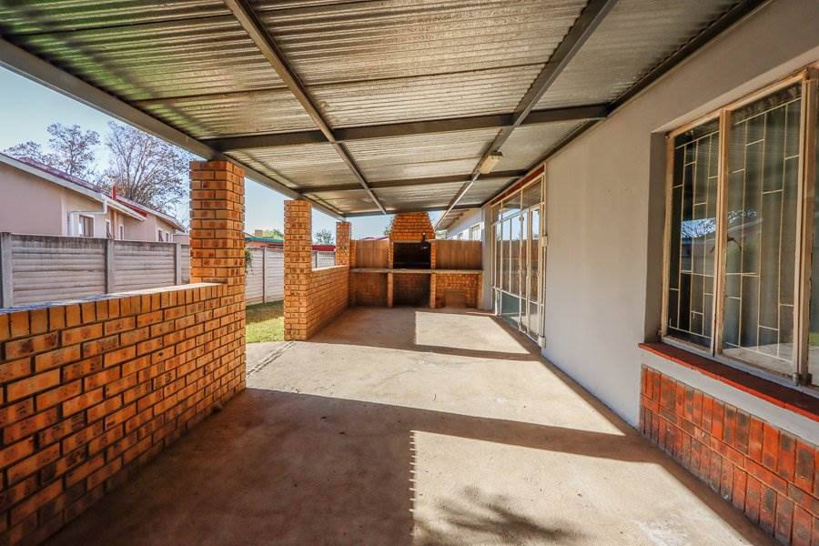 4 Bed House in Barry Hertzog Park photo number 22