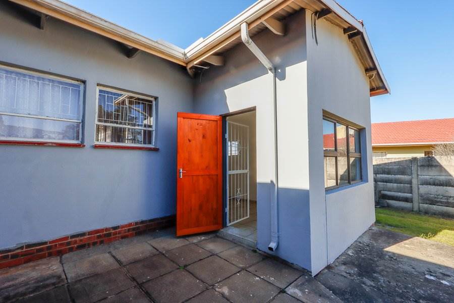 4 Bed House in Barry Hertzog Park photo number 25
