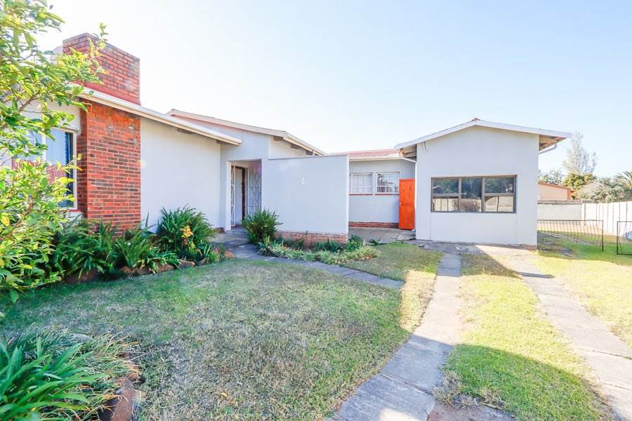 4 Bed House in Barry Hertzog Park photo number 24