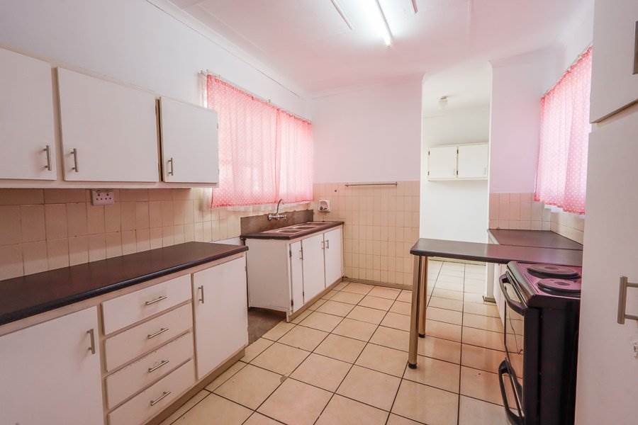 4 Bed House in Barry Hertzog Park photo number 6