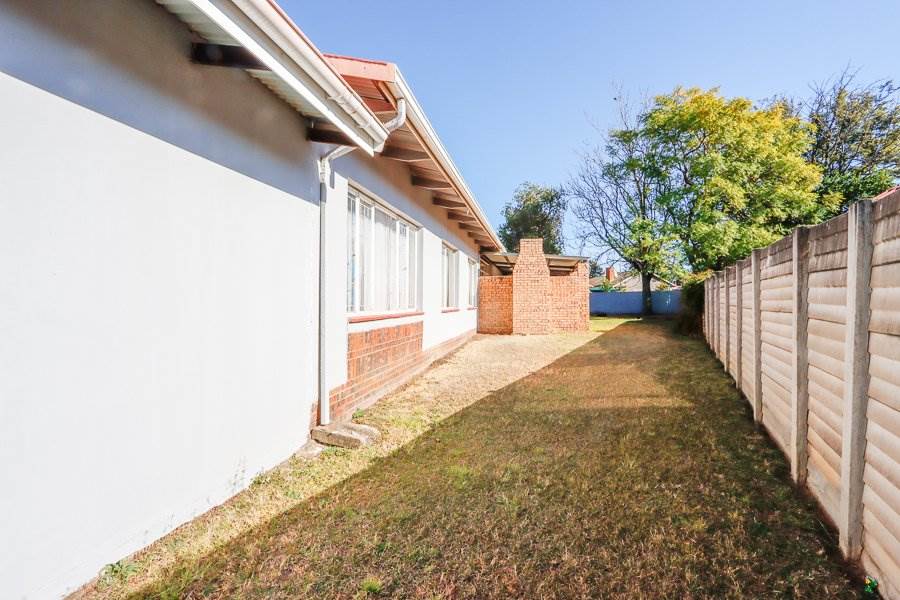 4 Bed House in Barry Hertzog Park photo number 21