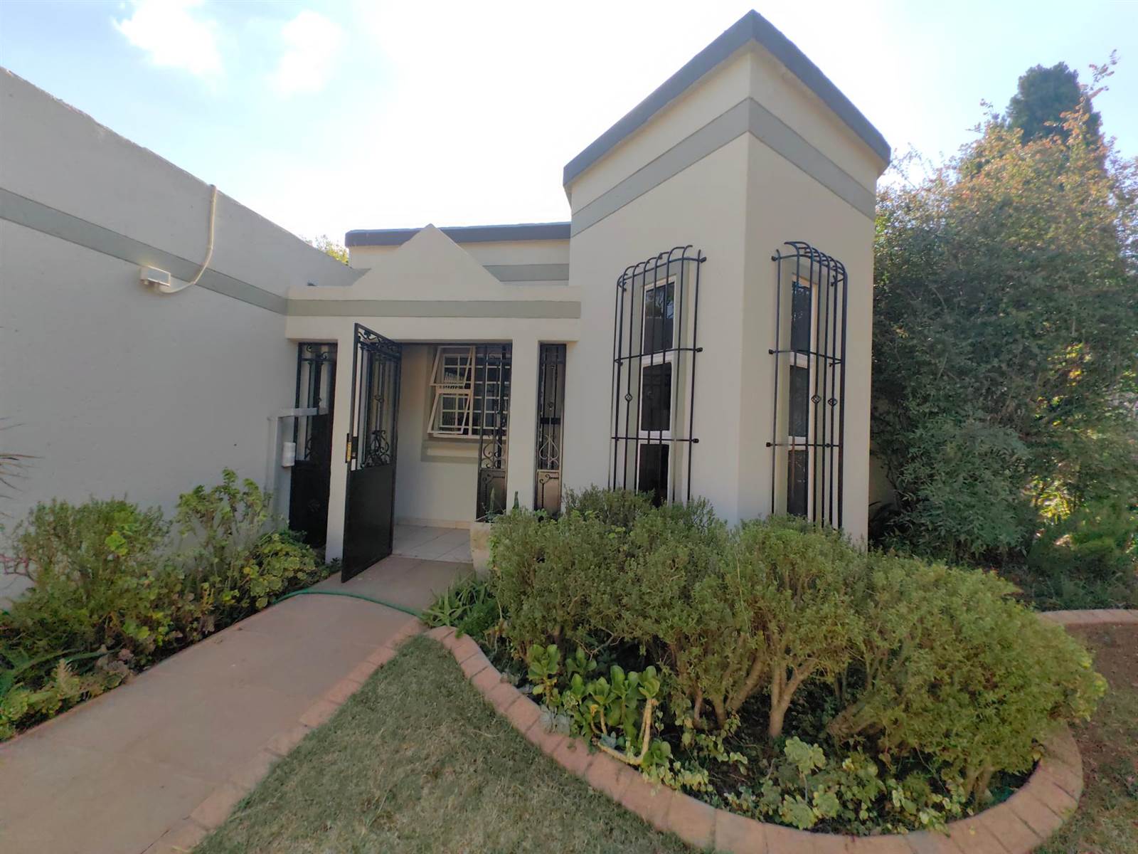 4 Bed House in Johannesburg North photo number 4