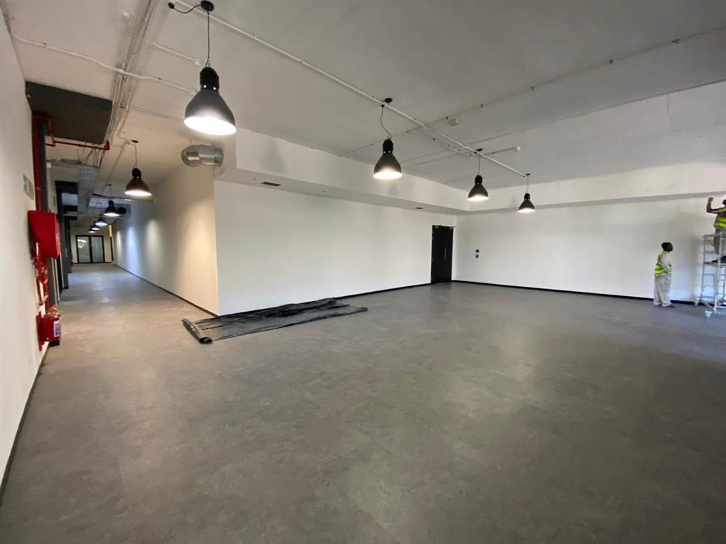 860  m² Commercial space in Paarden Eiland photo number 2