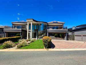 7 Bed House in Blue Valley Golf Estate