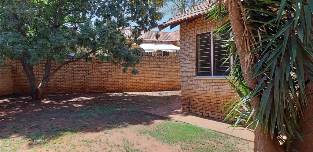 3 Bed Townhouse in Ruimsig photo number 15