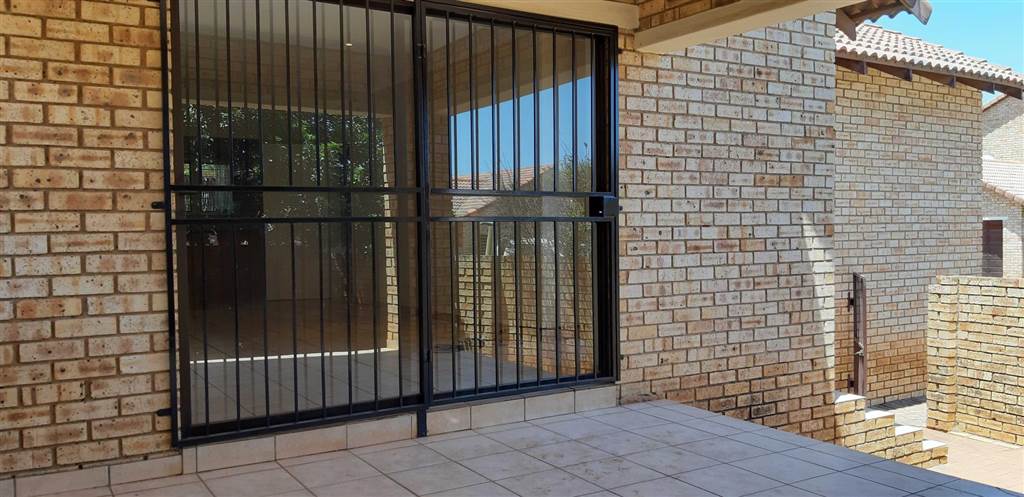 3 Bed Townhouse in Ruimsig photo number 14