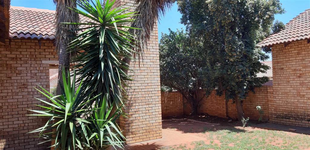 3 Bed Townhouse in Ruimsig photo number 16