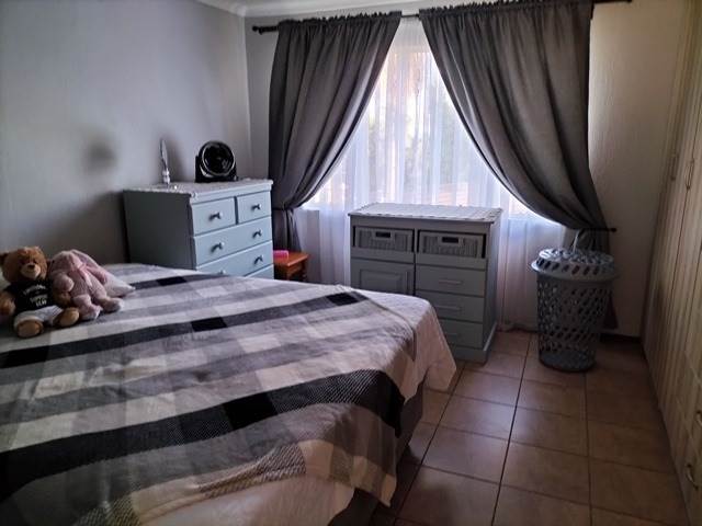 4 Bed Apartment in Constantia Park photo number 18