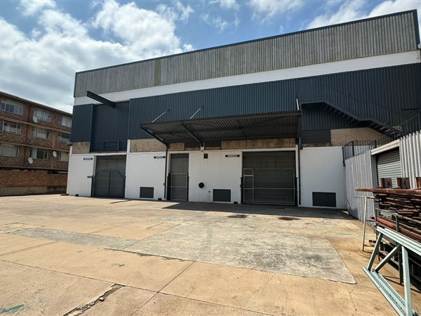 2 400  m² Industrial space