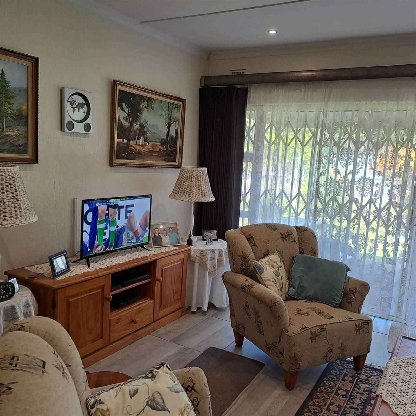 2 Bed Apartment in Scottburgh South photo number 16