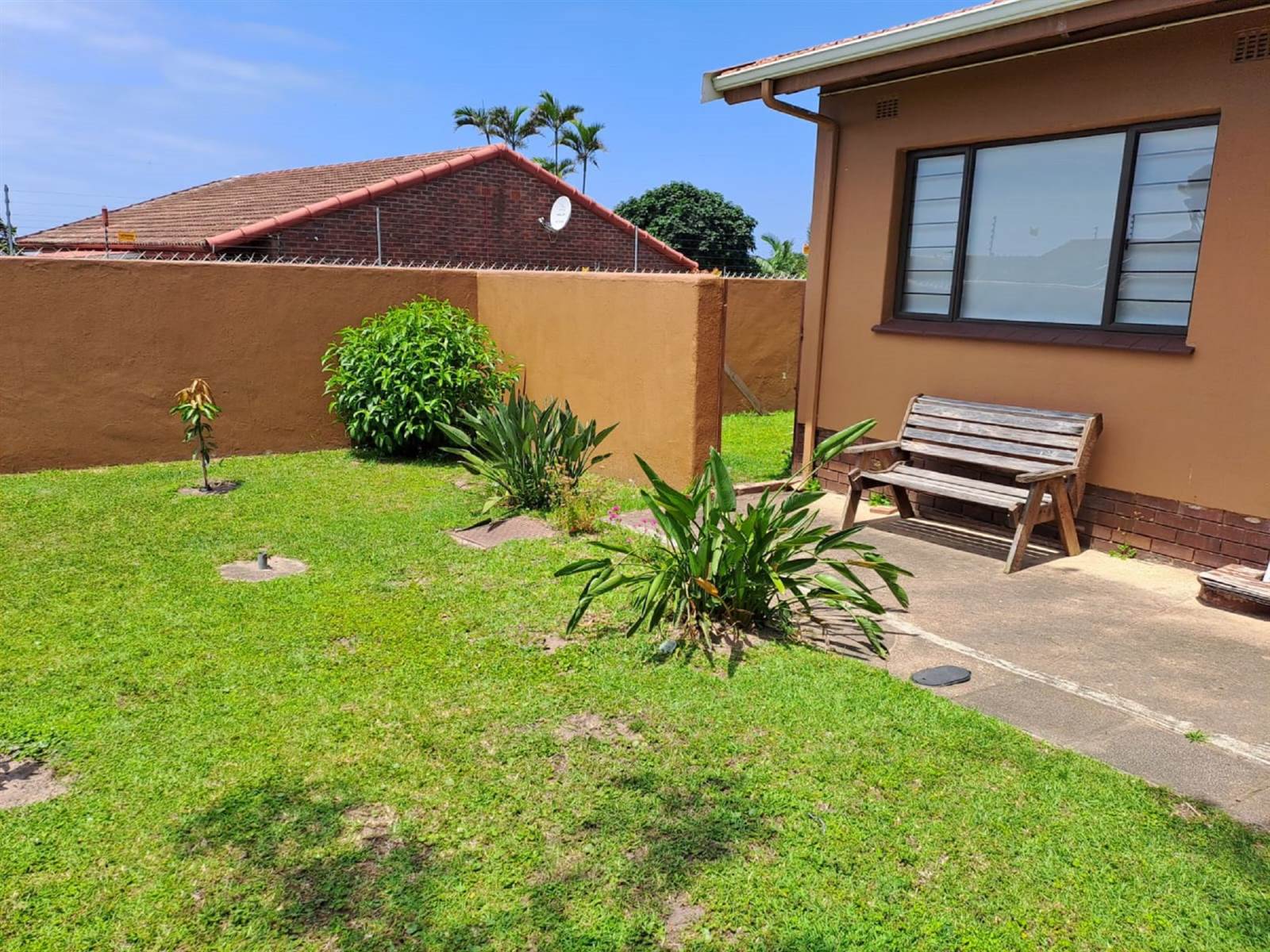 2 Bed Apartment in Scottburgh South photo number 13