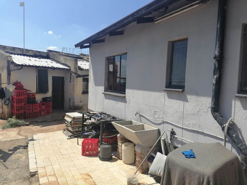 2 Bed House in Katlehong photo number 4
