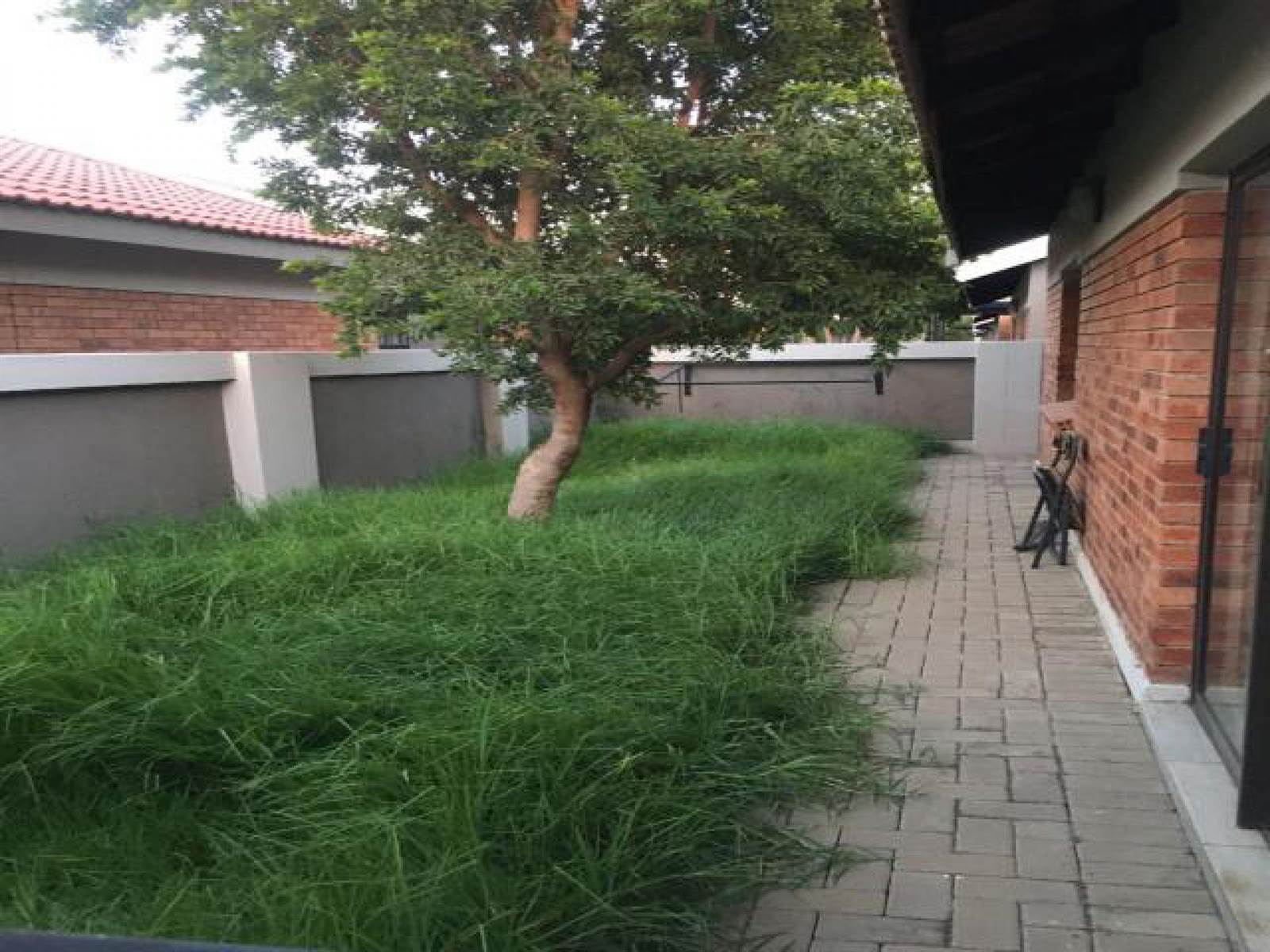 2 Bed Townhouse in Bloemfontein photo number 17