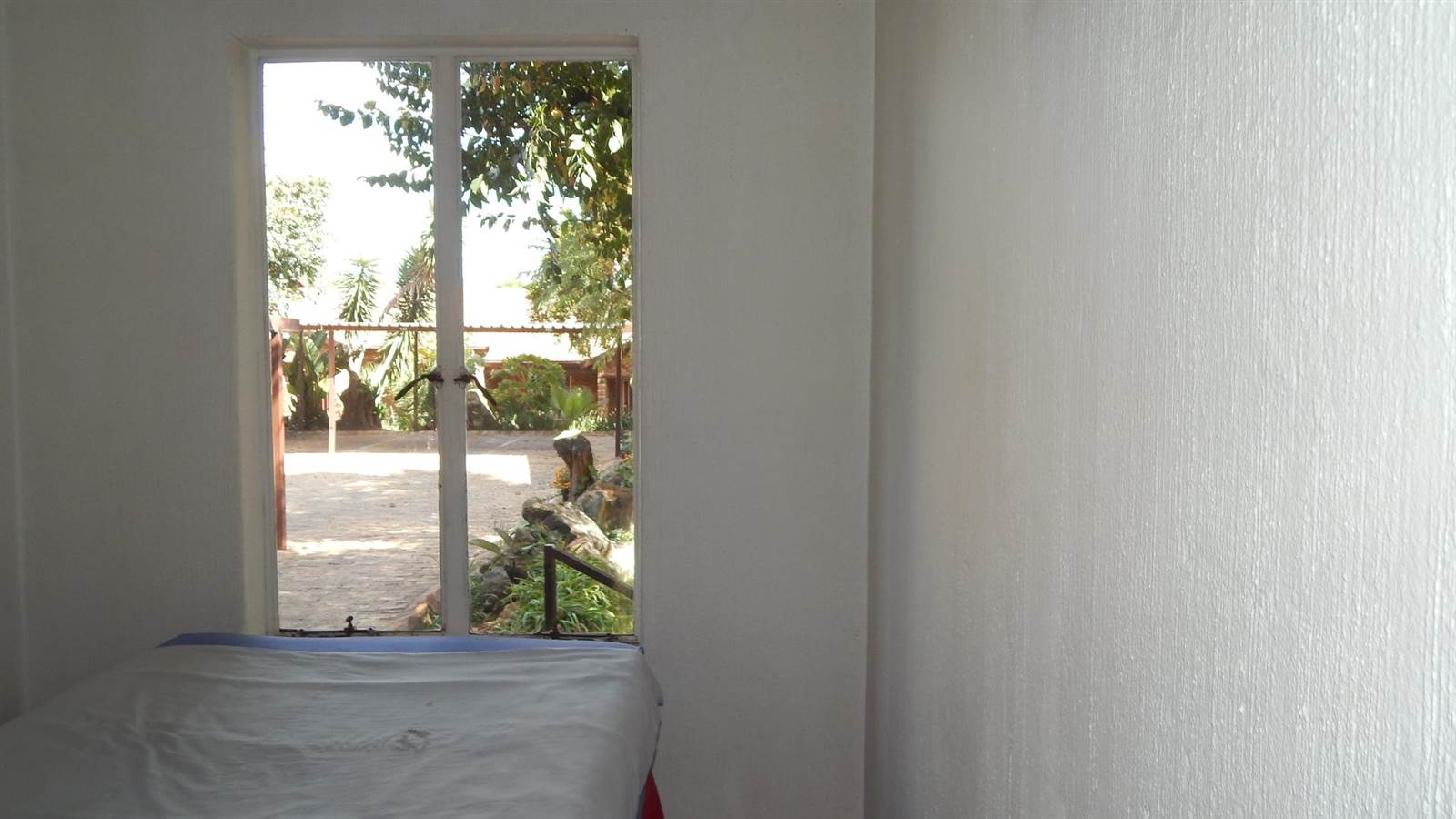 2 Bed Apartment in Weltevreden Park photo number 10