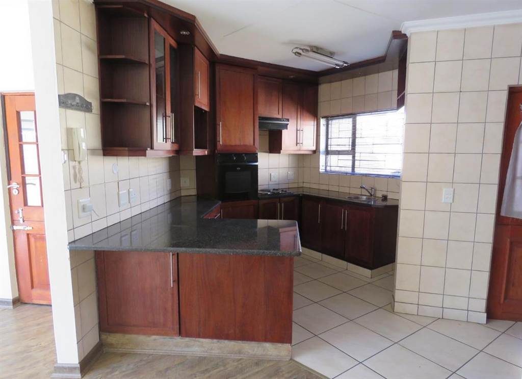 3 Bed Townhouse in Harrismith photo number 6