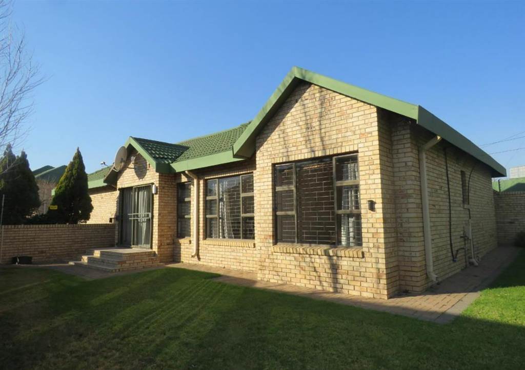 3 Bed Townhouse in Harrismith photo number 3
