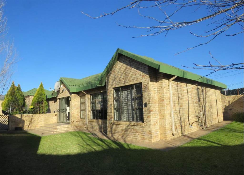 3 Bed Townhouse in Harrismith photo number 4