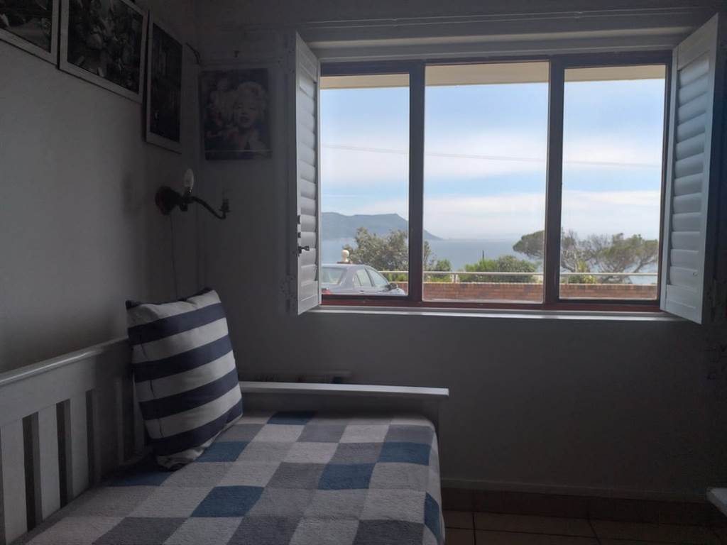 2 Bed Apartment in Simons Town photo number 6