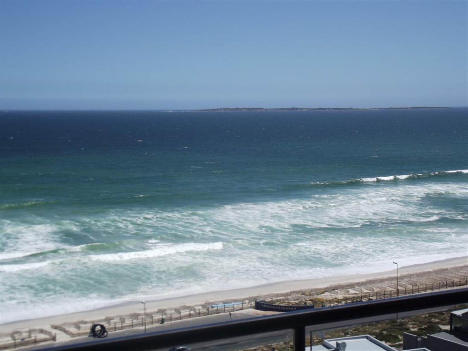 1 Bed Apartment in Bloubergstrand photo number 16