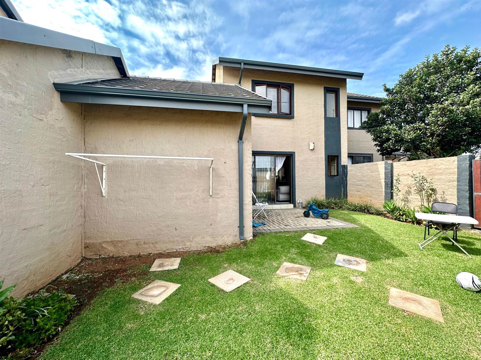 2 Bed Townhouse in Mooikloof Equestrian Estate photo number 2