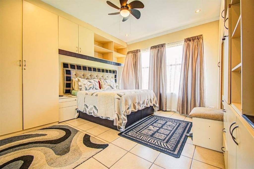 2 Bed Townhouse in Glen Marais photo number 14