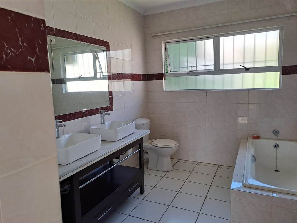 3 Bed Simplex in La Lucia photo number 16