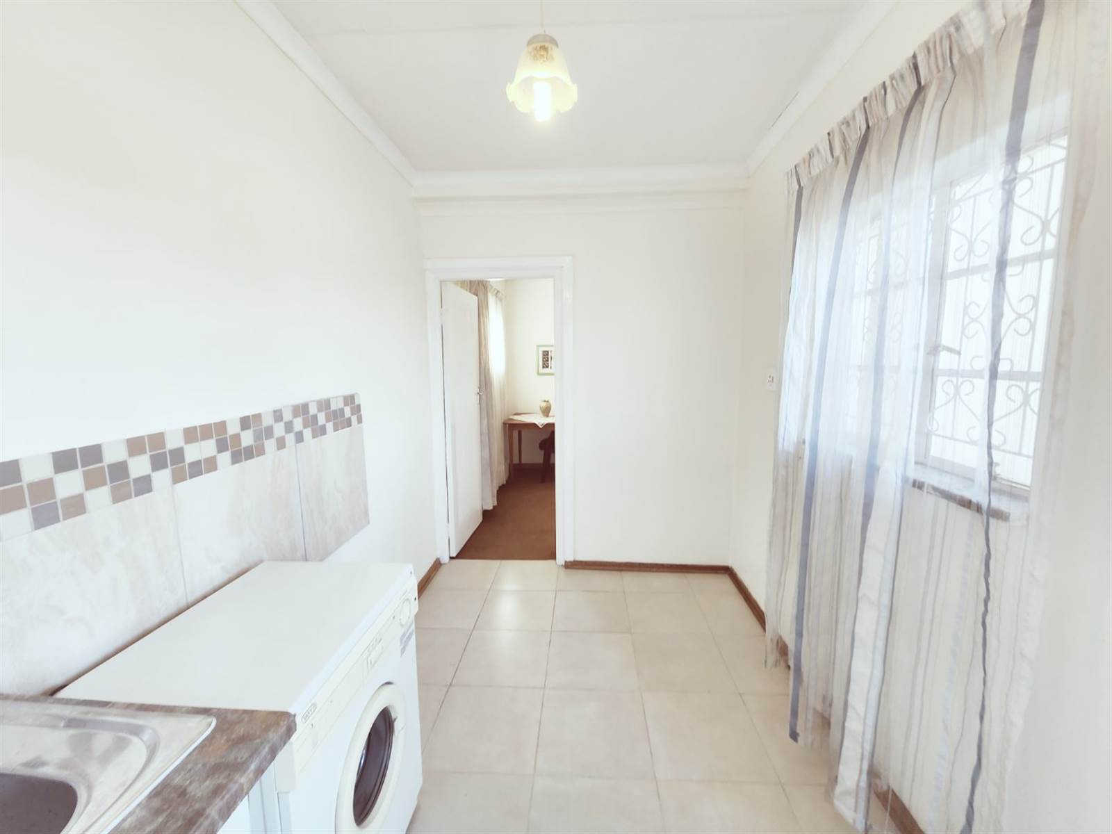 1 Bed Apartment in Reiger Park photo number 3