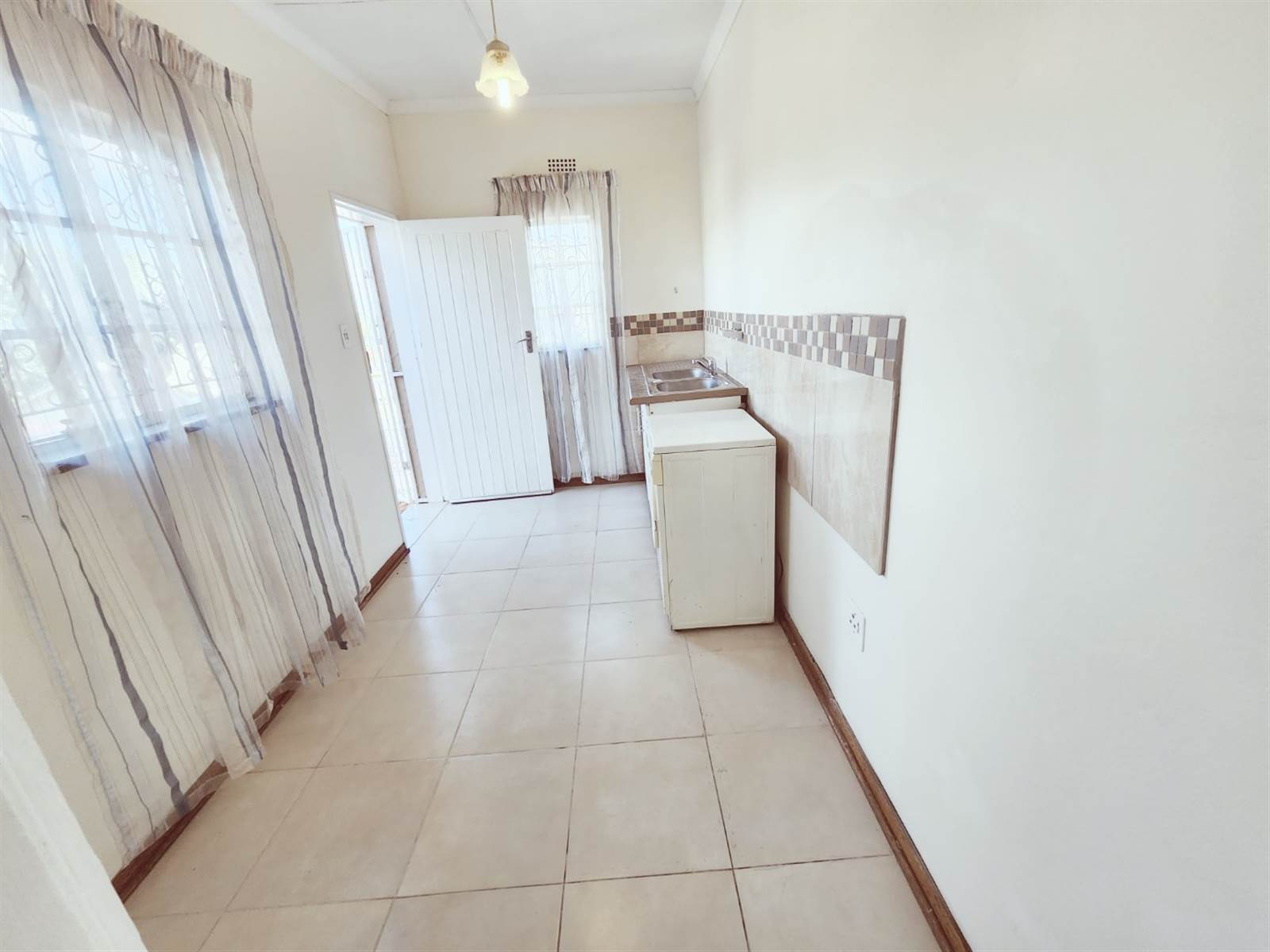 1 Bed Apartment in Reiger Park photo number 2