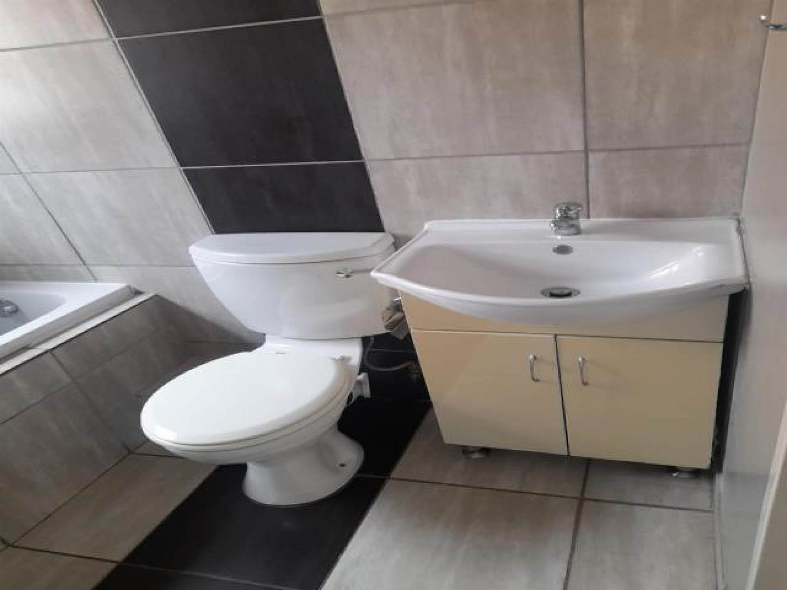 2 Bed Apartment in Secunda photo number 9
