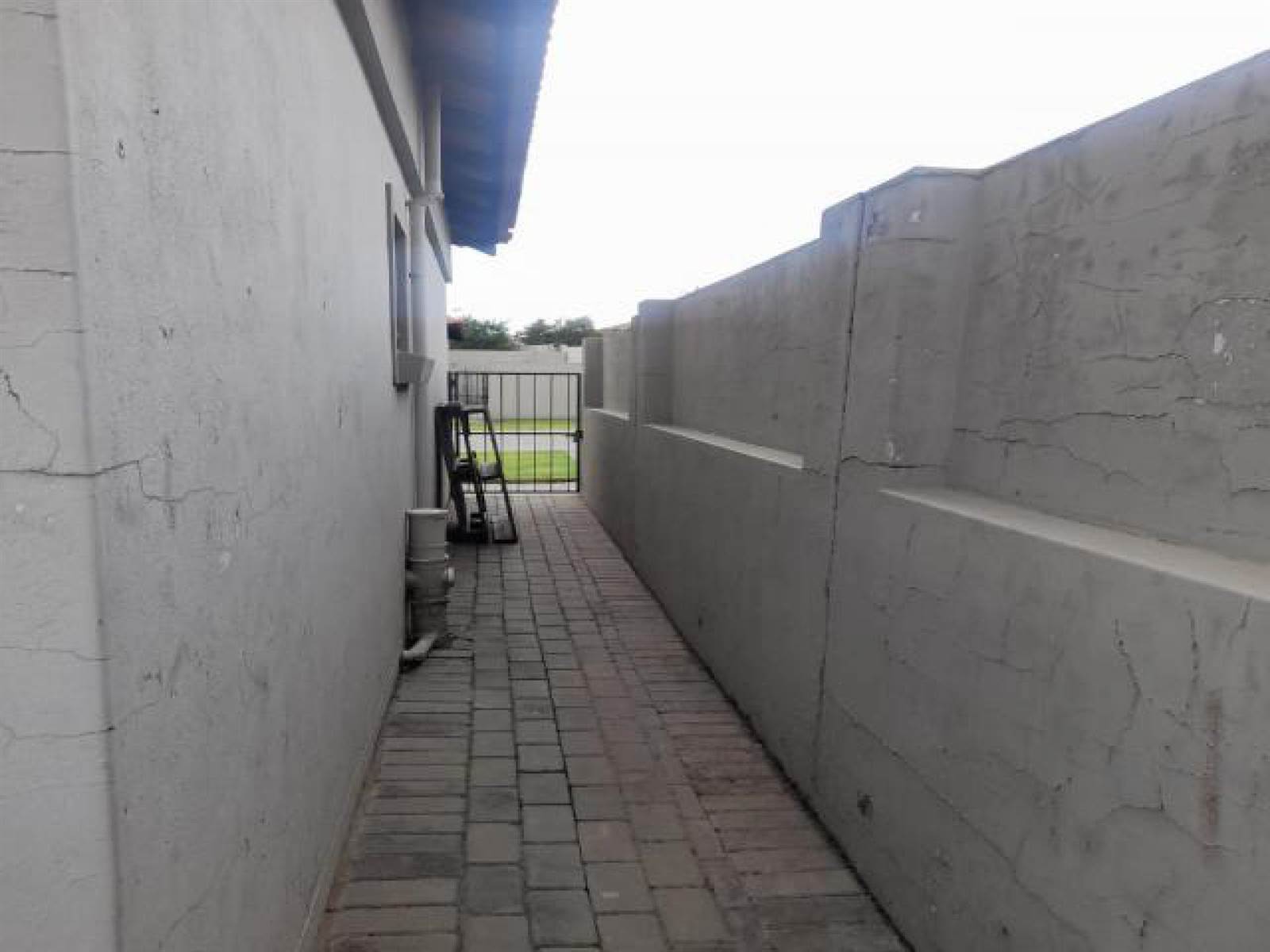 2 Bed Apartment in Secunda photo number 15