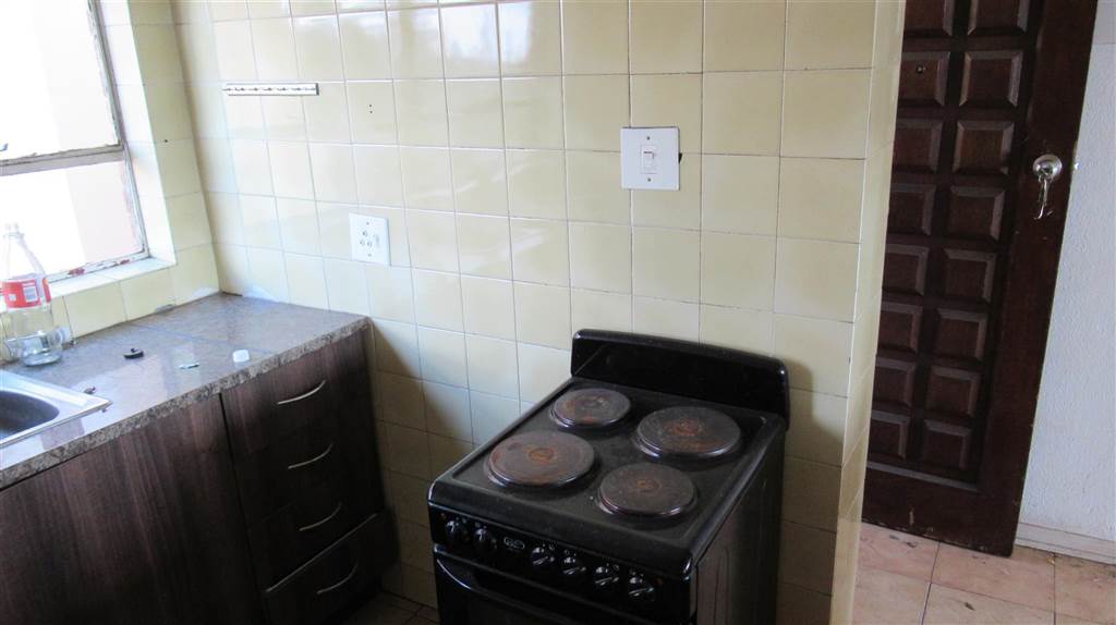 3 Bed Townhouse in Vereeniging Central photo number 8