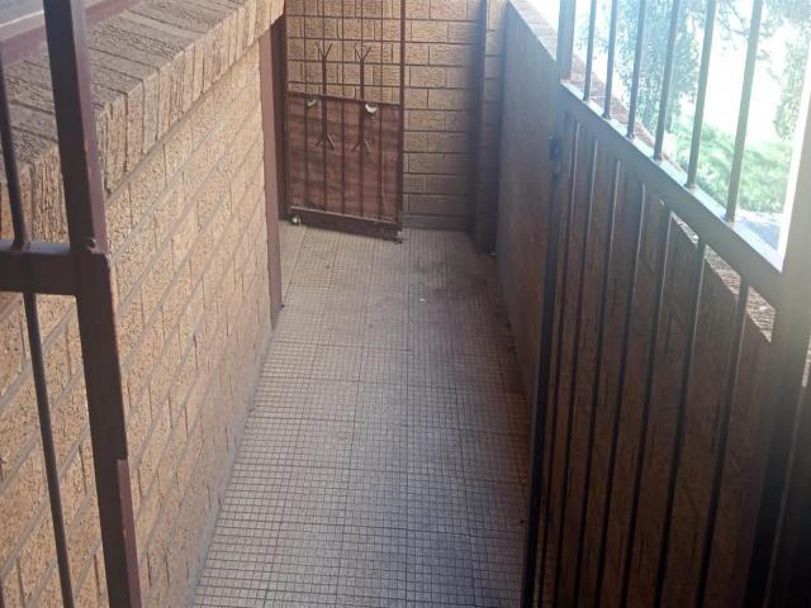 3 Bed Townhouse in Vereeniging Central photo number 29