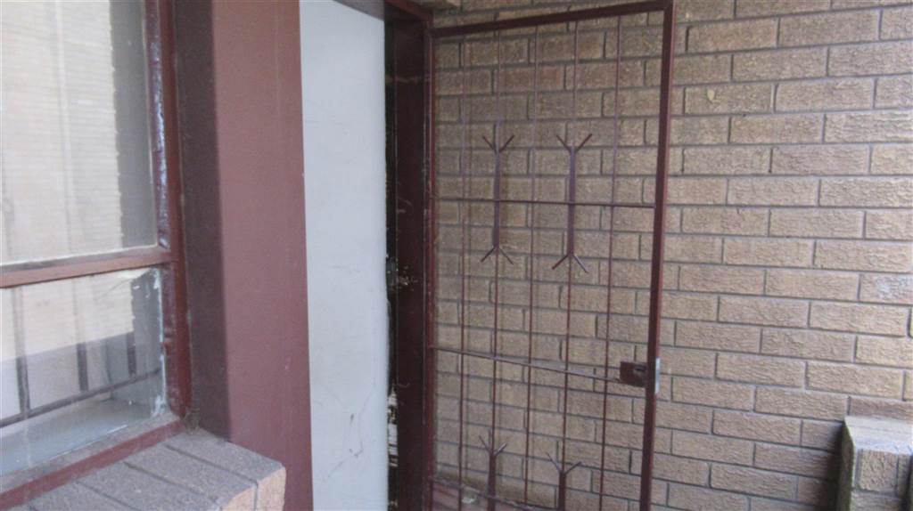 3 Bed Townhouse in Vereeniging Central photo number 5