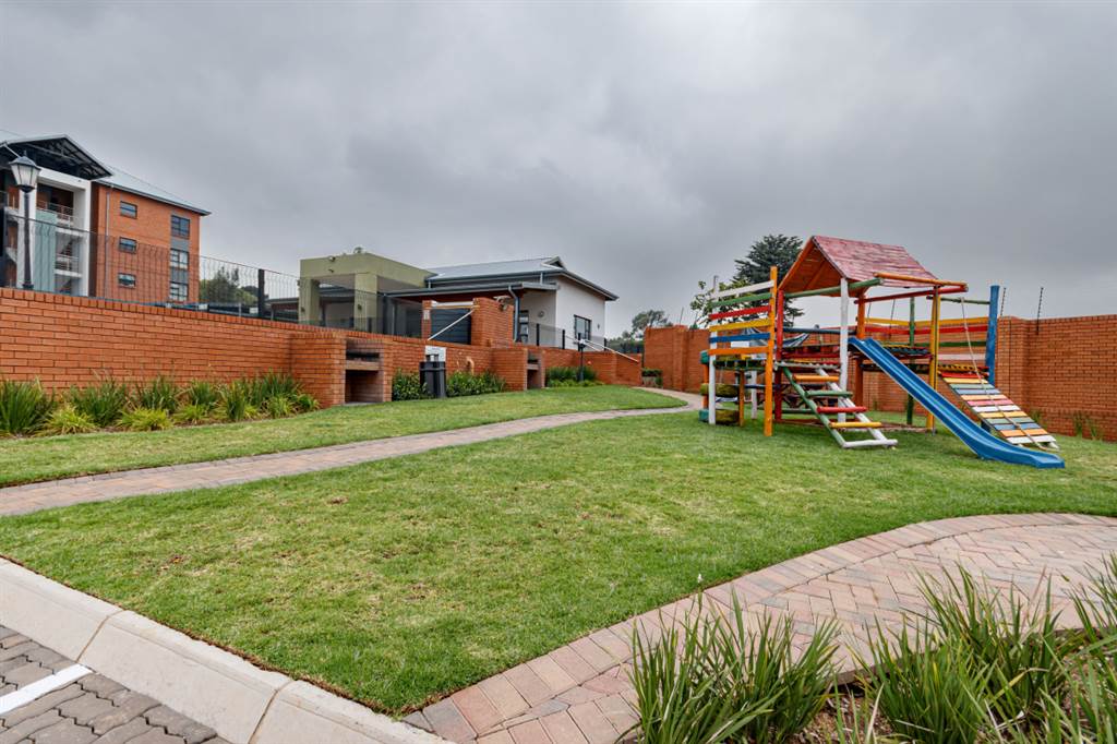 2 Bed Townhouse in Modderfontein photo number 9