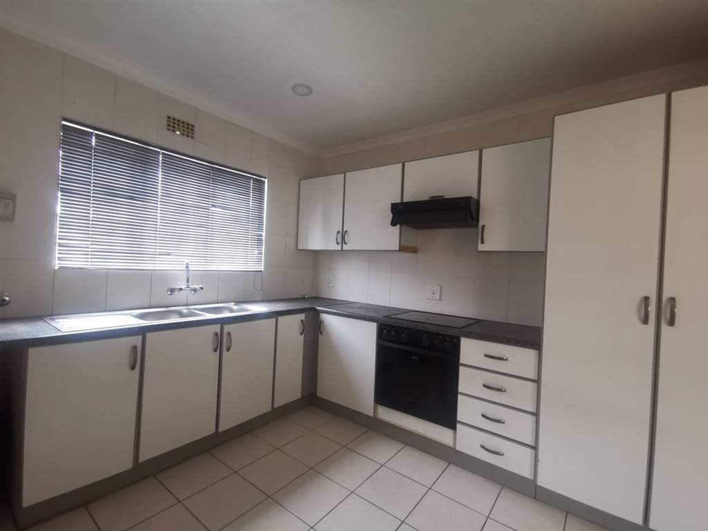 3 Bed House in Lenasia photo number 6