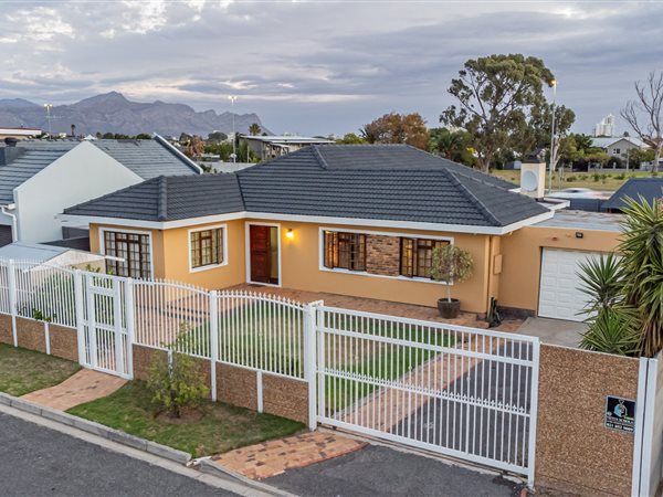 4 Bedroom House 4 Bedroom House
