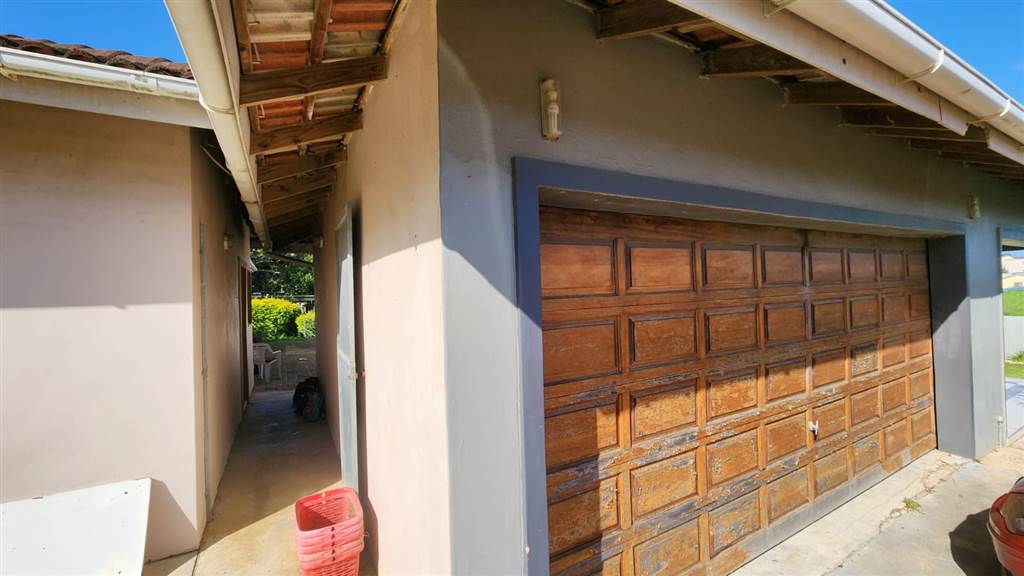 5 Bed House in Uvongo photo number 8